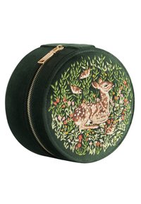 Borsa rotonda in feltro verde con zip dorata, caratterizzata da ricami di cervi e uccelli circondati da fiori colorati e vegetazione.