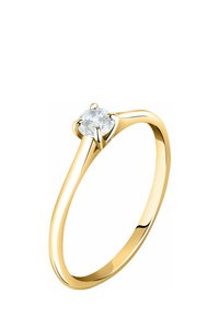 Guldring med en glat band, prydet med en enkelt rund diaman, sikret i en fire-prongs indstilling. Den polerede finish fremhæver glansen.