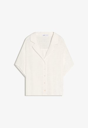 Cămașă albă din in, cu mâneci scurte și croială lejeră, cu guler tip rever și închidere frontală cu nasturi, așezată pe planșă pe un fundal alb.