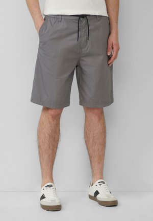 Shorts gris avec une taille élastique et un cordon de serrage. Fabriqués en tissu léger, avec des poches latérales et une coupe décontractée.