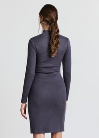 Figurbetontes, langärmeliges Kleid aus dunkelgrauem Strickstoff mit hohem Kragen und knieumspielender Länge, mit glatter Textur und minimalen Details.