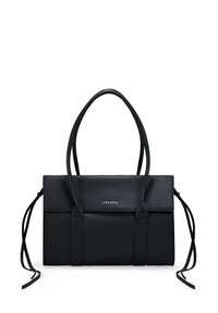 Bolso de mano de cuero negro con diseño estructurado, que cuenta con dos asas superiores, una solapa plegable y lazos largos a los lados. Acento de logo plateado.