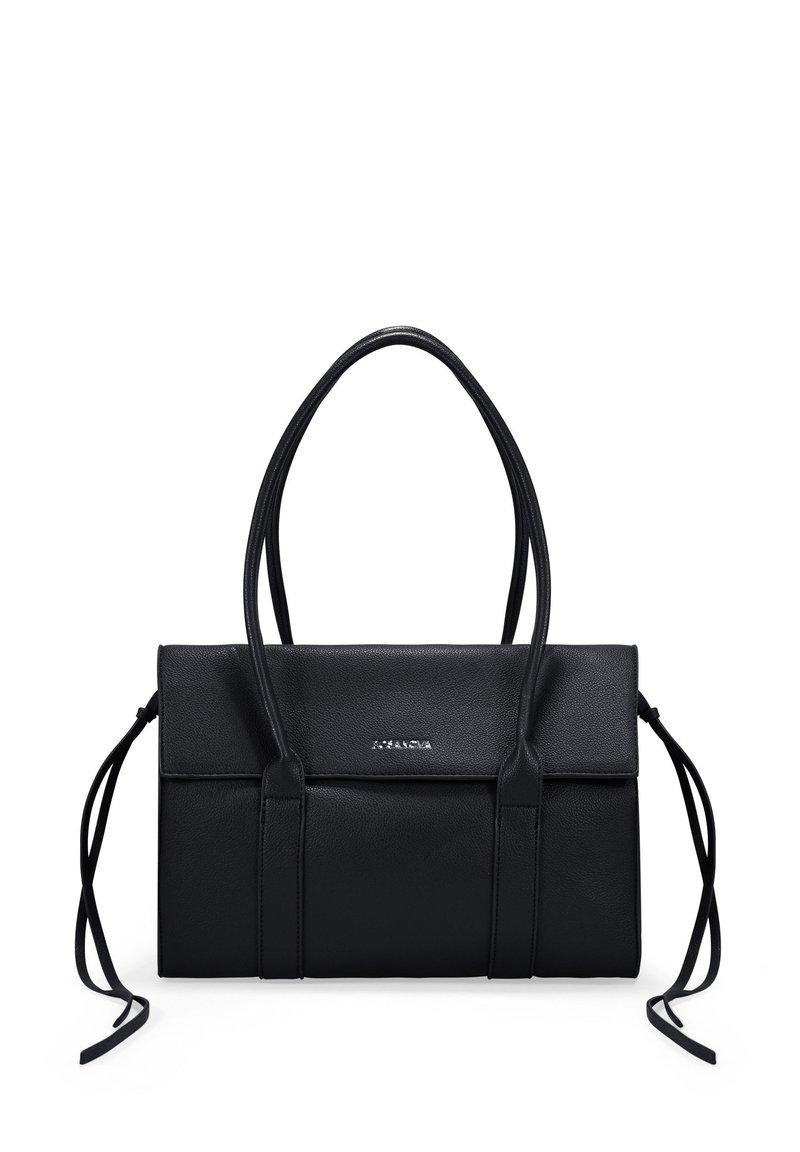 Bolso de mano de cuero negro con diseño estructurado, que cuenta con dos asas superiores, una solapa plegable y lazos largos a los lados. Acento de logo plateado.