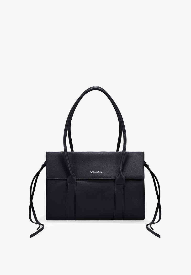 Bolso de mano de cuero negro con diseño estructurado, que cuenta con dos asas superiores, una solapa plegable y lazos largos a los lados. Acento de logo plateado.