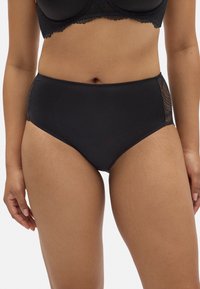 Braguitas negras de tiro alto, fabricadas en tela suave, con detalles de encaje en los lados y una silueta clásica.