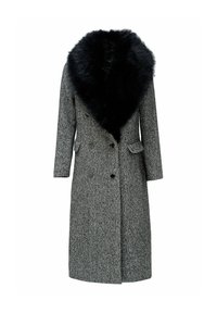 Cappotto a motivo spina di pesce con colletto in ecopelliccia nera; presenta chiusura doppiopetto, due tasche anteriori e maniche lunghe.