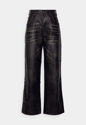 Sorte skinnbukser med vid benvidde, som har en jevn tekstur, frontlommer, beltehemper og subtile vertikale mønstre på stoffet.