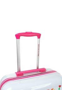 Maleta rígida con un acabado blanco brillante, detalles en rosa y un mango retráctil de aluminio. Presenta diseños florales coloridos.