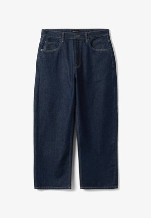 Vaqueros de denim azul oscuro de corte recto con bolsillos delanteros, trabillas para cinturón y cierre de botón en la cintura.