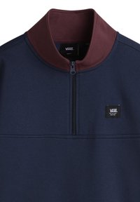 Marinblå fleece-pullover med bordeauxfärgad krage, halvdragkedja framtill och en liten svart Vans-logotag på bröstet. Mjuk textur och avslappnad design.