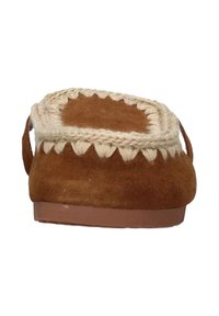 Pantofola in suede marrone con rifiniture intrecciate color crema, retro arrotondato, superficie testurizzata e suola piatta. Presenta un'anello per una facile calzata.