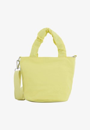 Gul blød stofhåndtaske med polstrede håndtag, aftagelig skulderrem og lille præget "Venezia" logo på forsiden.