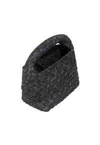 Vävd svart handväska med en strukturerad form, texturerad yta och ett kort handtag. Insidan är öppen och ofodrad.
