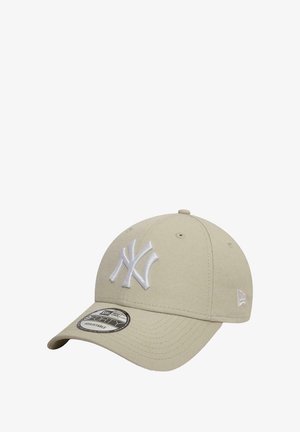 Beige baseball cap made of cotton with a curved brim, featuring a white embroidered "NY" logo on the front and an adjustable strap.