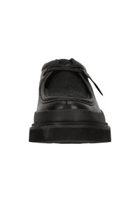 Zapato de cuero negro con puntera redondeada, con parte superior texturizada, suela de goma y cierre de cordones. Diseñado con una silueta de perfil bajo.