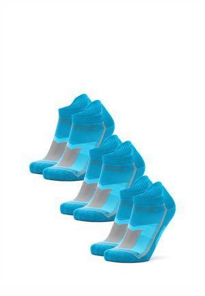 Six paires de chaussettes de sport basses bleues et grises disposées en trois rangées sur un fond blanc.