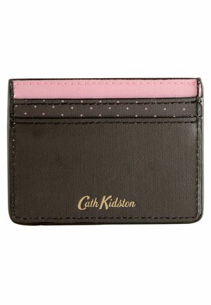 Porte-cartes en cuir marron avec accent rose, présentant une surface texturée, des pois et un logo doré. Plusieurs fentes pour cartes à l'avant.