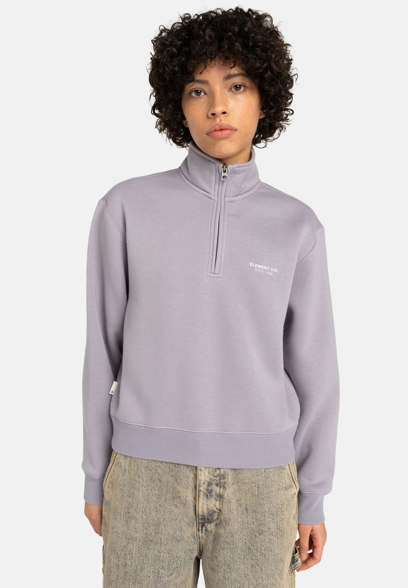 Ljus lavendel kvartdraget tröja i mjukt fleece. Har en liten logotyp på bröstet, ribbad mudd och en avslappnad passform.