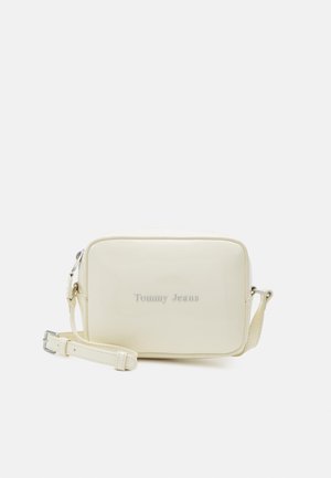Borsa a tracolla in pelle sintetica bianca con forma rettangolare, tracolla regolabile e logo "Tommy Jeans" embossato sul davanti.