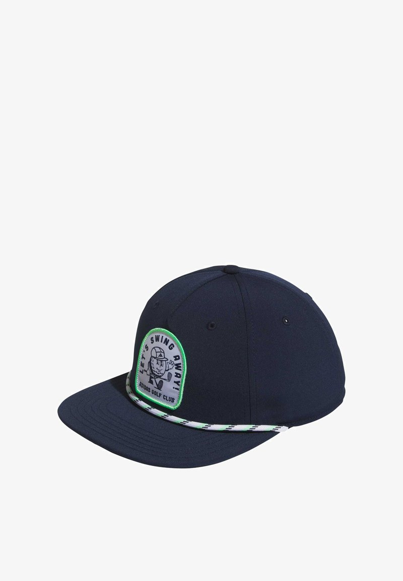 Casquette bleu marine en tissu avec un bord plat. Présente un patch circulaire avec un design de golfeur et des accents verts, ainsi qu'une bordure à motifs.