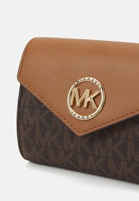 MICHAEL Michael Kors GREENWICH TRIFOLD - Lommebok - brown/acorn
