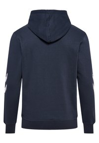 Mörkblå hoodie med stor huva, slät tygstruktur, ribbade ärmslut och fåll, med vitt logodetalj på ärmarna.