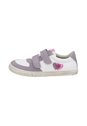 Sneaker mit Klettverschluss, ausgestattet mit einem Obermaterial aus weißem Leder, helllila Wildlederakzenten und einem herzförmigen Design in Pink an der Seite. Gummisohle.