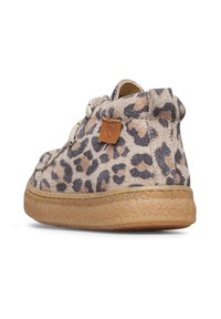 Sneaker a bassa altezza con tomaia in suede leopardo marrone e nero, lacci beige e suola in gomma testurizzata, mostrata da un'angolazione posteriore.