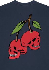 Tmavomodrý sveter s grafickým motívom dvoch červených lebiek pripomínajúcich čerešne, spojených hnedým stonkom so zelenými listami.