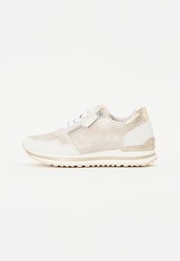 Sneakers con una combinazione di colori bianco e beige, tomaia in rete testurizzata, dettagli metallici, chiusura con lacci e suola imbottita.