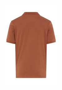Polo shirt marron en tissu doux, avec un col classique, des manches courtes et une coupe décontractée, sans ornements visibles.