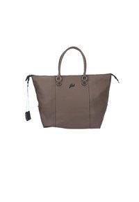 Sac tote en cuir marron avec deux poignées supérieures, fermeture éclair en haut et accent de logo. Texture lisse avec des détails de couture visibles.