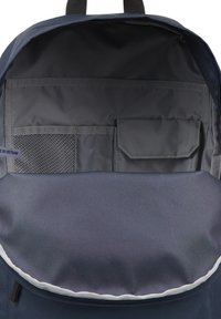 Interior de mochila de la marina, con tela suave, un gran compartimento abierto, un bolsillo de malla y un bolsillo plano para organizar los objetos.