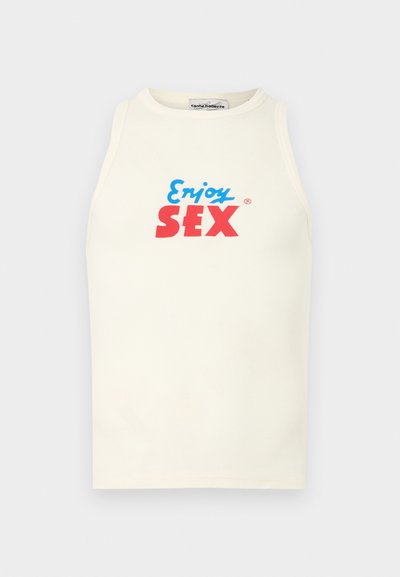 Αμάνικο τοπ σε κρεμ απόχρωση από ριμπ ύφασμα, με το κείμενο «Enjoy SEX» σε μπλε και κόκκινο. Στρογγυλή λαιμόκοψη, χωρίς μανίκια.