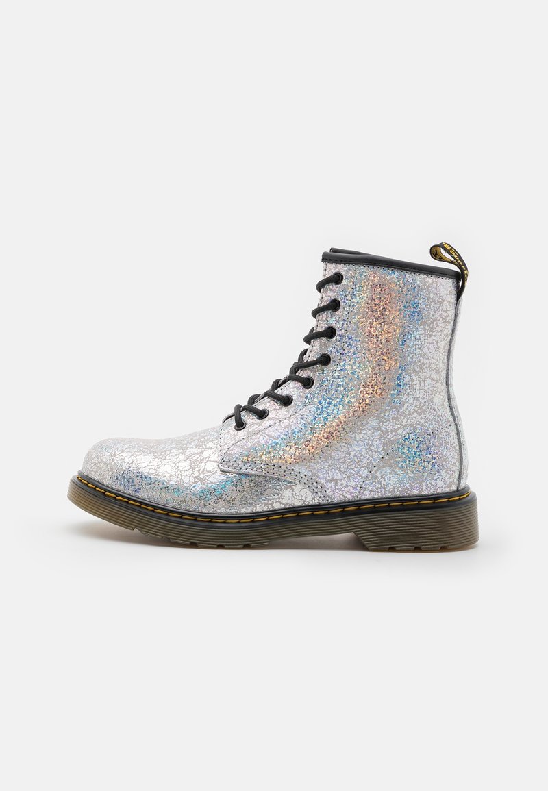 Srebrne botki na kostkę o teksturowanym, iryzującym wykończeniu, czarnych sznurówkach i żółtym akcentem na pięcie. Solidna gumowa podeszwa.