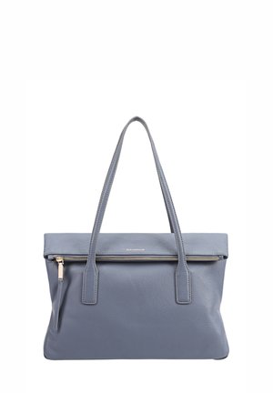 Sac en cuir bleu clair avec une fermeture éclair en haut, deux poignées et une poche zippée à l'avant. Présente une finition texturée et un design minimaliste.