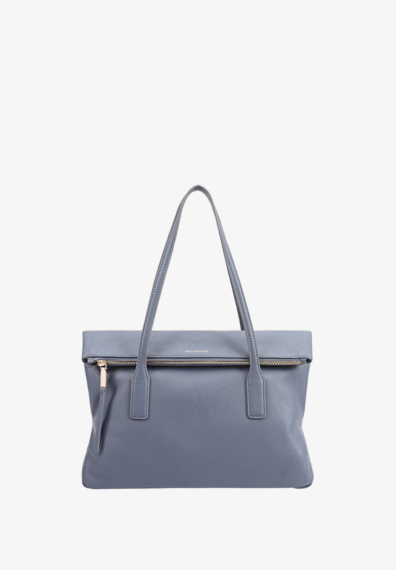 Sac en cuir bleu clair avec une fermeture éclair en haut, deux poignées et une poche zippée à l'avant. Présente une finition texturée et un design minimaliste.