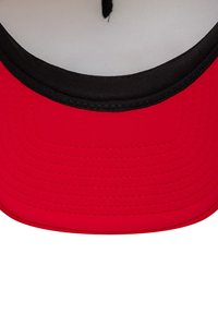 Rote Baseballmütze mit flachem Schirm, schwarzen Akzenten am Rand und einer strukturierten Krone mit sichtbaren Nähdetails.