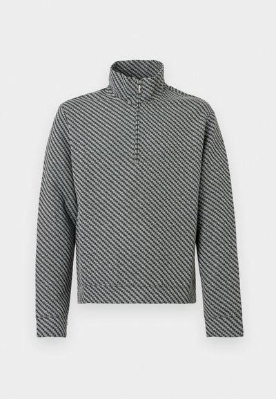 Sivý polozip sveter s vzorom psieho zubu, s dlhými rukávmi a textúrovanou tkaninou. Elegantný a ľahký dizajn.