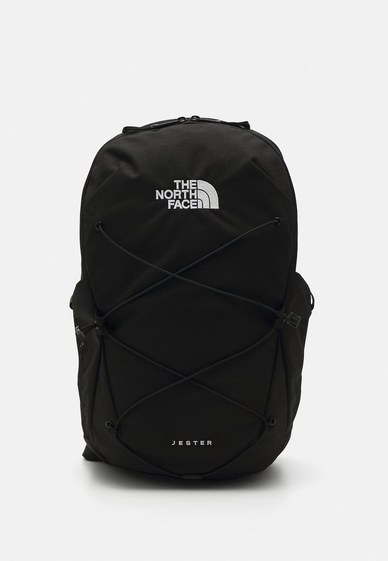 Rucsac negru cu logo-ul "THE NORTH FACE" pe față, având un design cu cordon bungee, bretele ajustabile și o textură de țesătură rezistentă.