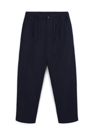 Marineblaue Freizeitpants mit elastischem Bund, Kordelzug, Knopfverschluss und Seitentaschen, flach auf einem weißen Hintergrund ausgelegt.