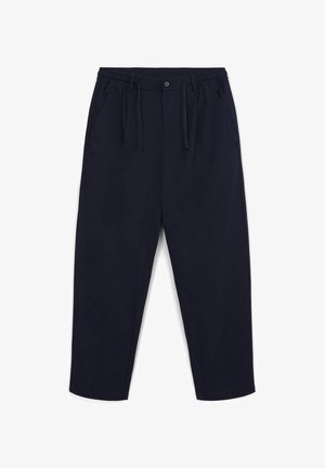 Pantalon décontracté bleu marine avec taille élastique, cordon de serrage, fermeture à bouton et poches latérales, posé à plat sur un fond blanc.