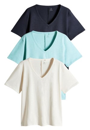 Tre kortärmade V-ringade T-shirts i marinblått, ljusblått och creme, tillverkade av mjukt tyg med en avslappnad passform och minimala sömmappar.