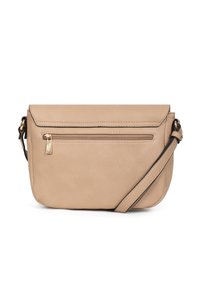 Borsa a mano in pelle beige con design piatto, dotata di una tasca frontale con zip e una tracolla regolabile. Texture liscia e cuciture minime.