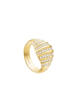 Bague en or avec un design rainuré présentant des rangées diagonales de petits cristaux clairs sur une surface de dôme arrondie.