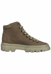 Stivali alti in pelle marrone chiaro con finitura testurizzata, dotati di lacci beige e di una suola spessa e robusta con battistrada pronunciato.