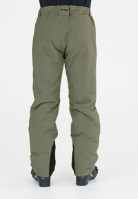 Olivengrüne isolierte Schneehosen mit verstärkten schwarzen Unterschenkeln, verstellbarem Bund und einem lockeren Schnitt für Outdoor-Winteraktivitäten.