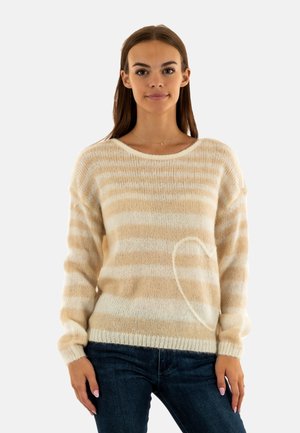 Maglione a righe beige e crema con maniche lunghe, scollatura ampia e dettaglio della tasca a forma di cuore. Texture morbida e soffice.