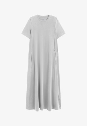 Lichtgrijze midi-jurk met korte mouwen, ronde halslijn en zijzakken, gemaakt van zachte, vloeiende stof.