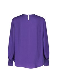 Lilla langærmet bluse med en afslappet pasform, en nøglehul-rygdetalje og sammenfoldede manchetter. Fremstillet af blødt, letvægtsstof.